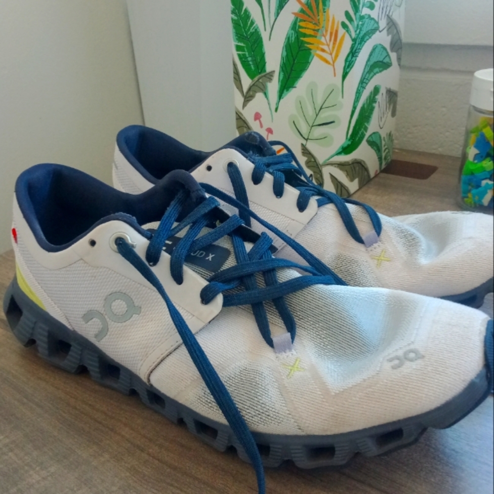 On Running Woman's Shoes 9.5W WILL GIVE AWAY NO DISCOUNTS